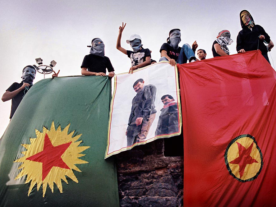Turquie : l'arrachage d'un drapeau par un militant kurde provoque
