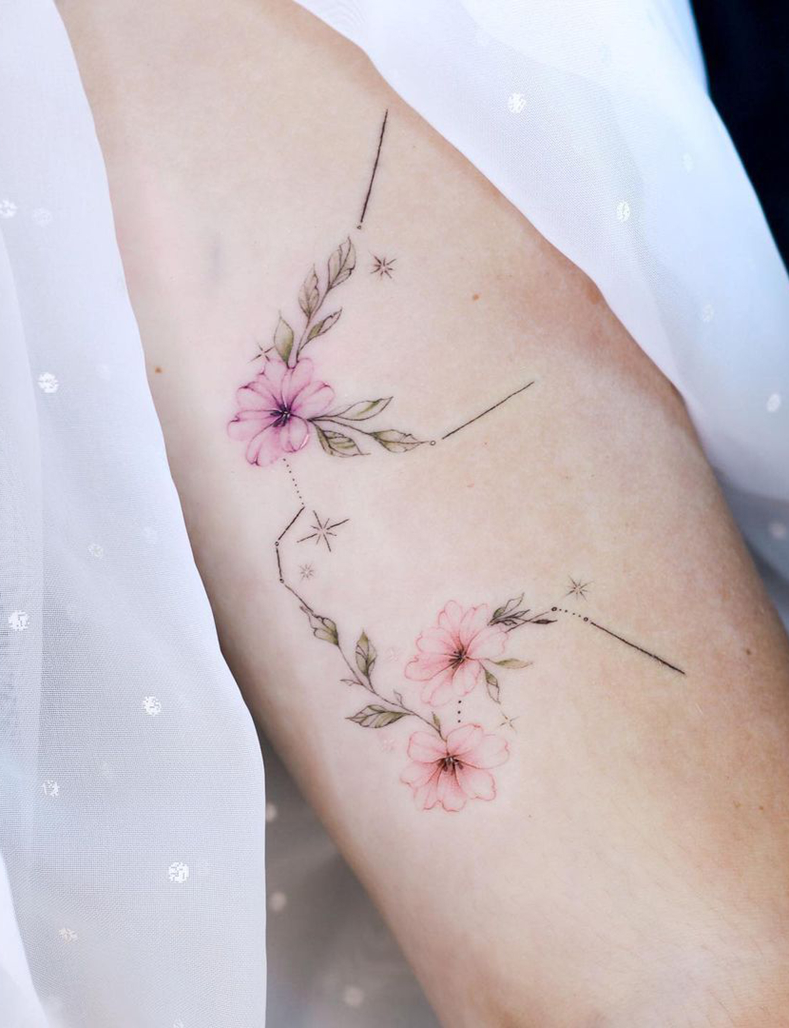 Tatouage Fleur De Lotus Clavicule 20 tatouages canons parfaits pour l'été - Femme Actuelle