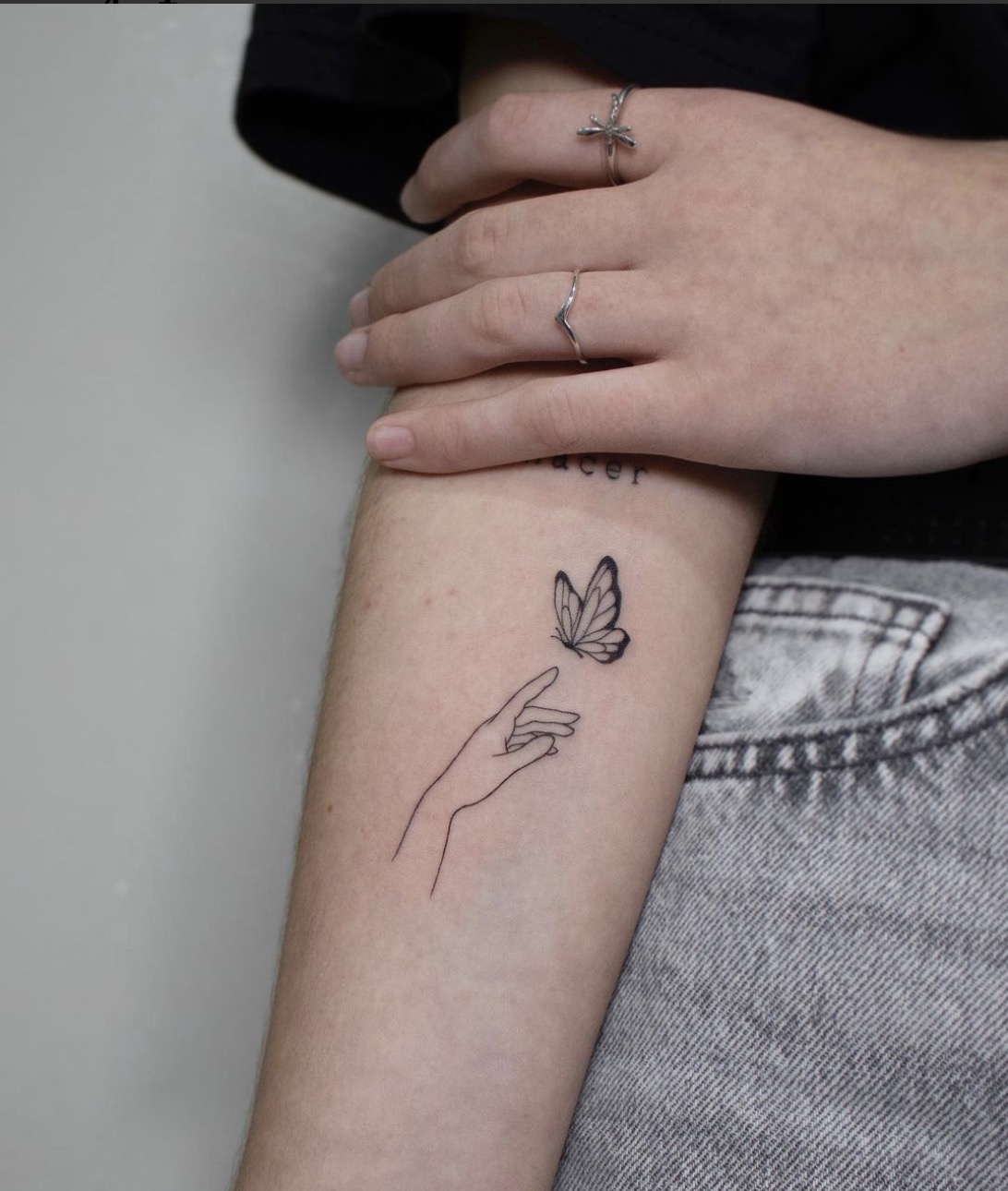Tatouage Papillon Sur La Main 25 idées canons de tatouages papillon à adopter en 2022 - Femme Actuelle