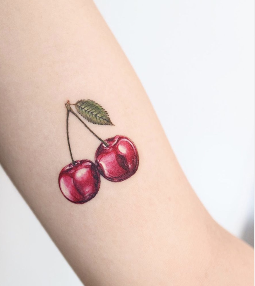 Tatouage Cerise Noir Et Blanc Tatouages fruits : 20 idées canons pour s'inspirer - Femme Actuelle