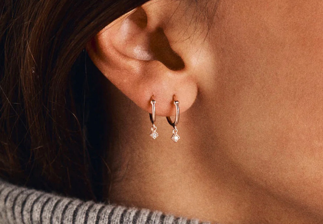 Boucles d'oreilles pendantes : les tendances qui vont faire fureur en 2023  - Femme Actuelle