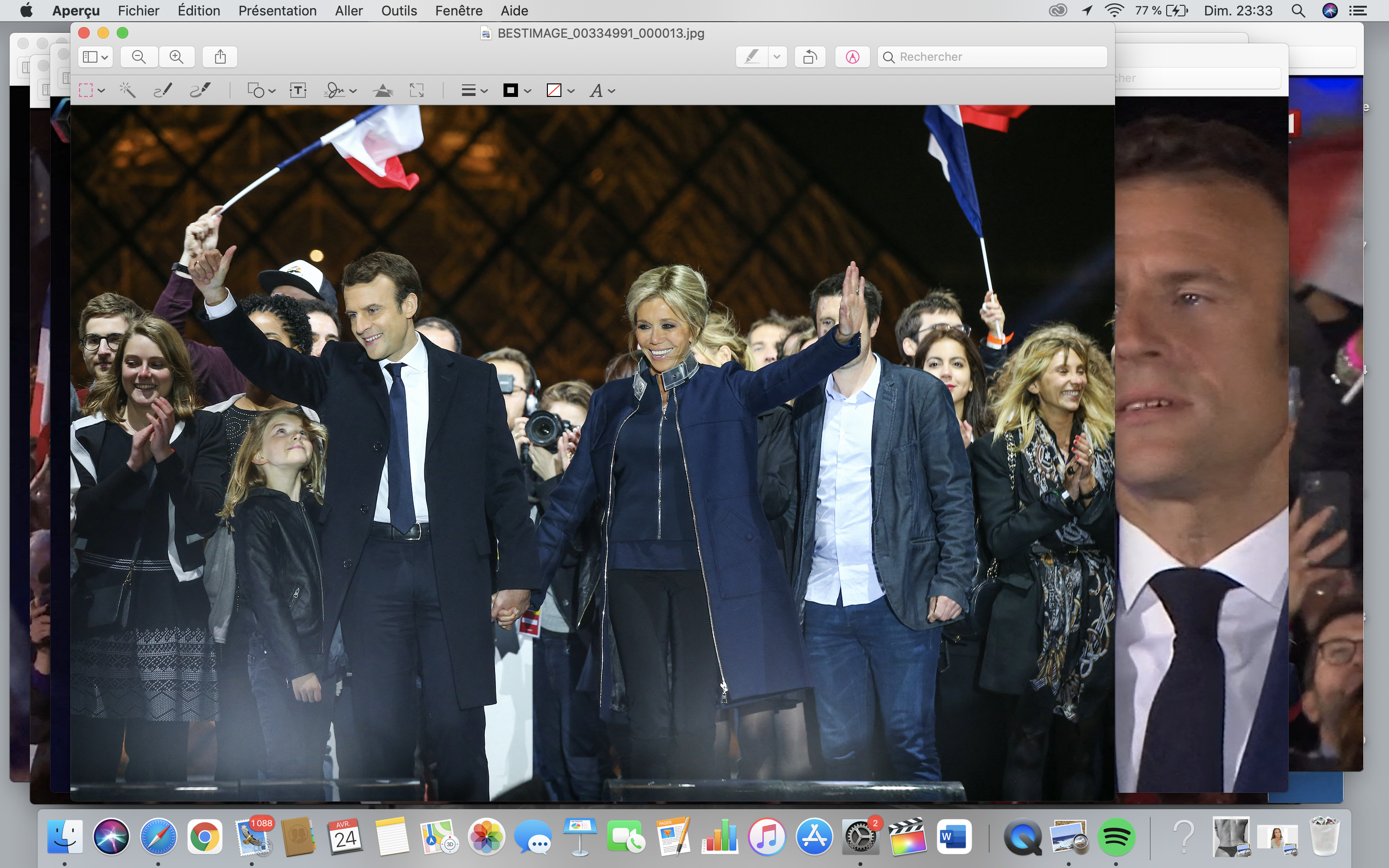 PHOTOS - Brigitte Macron sublime en total look bleu marine signé Louis  Vuitton en soutien à son mari - Gala