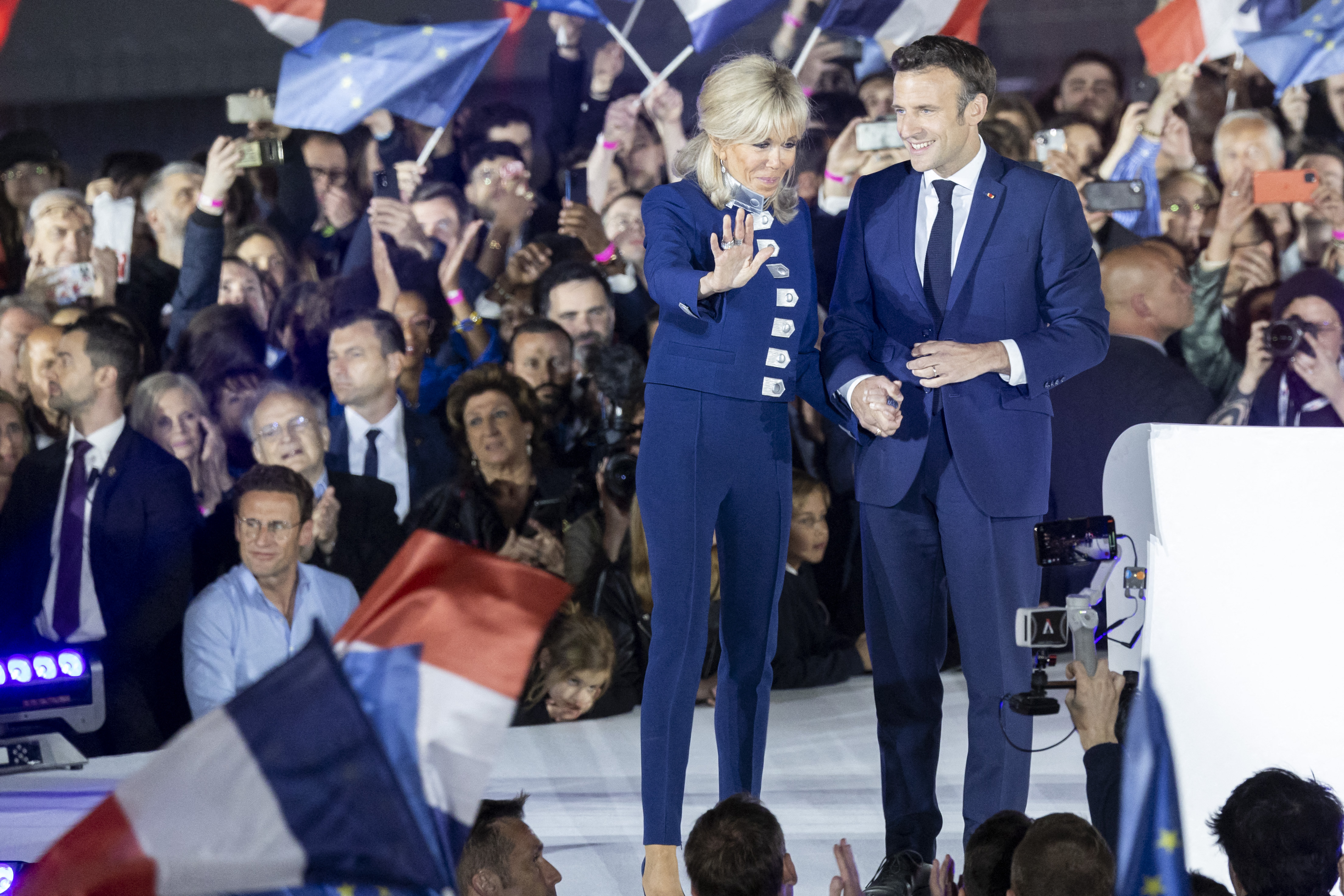 PHOTOS - Brigitte Macron sublime en total look bleu marine signé Louis  Vuitton en soutien à son mari - Gala