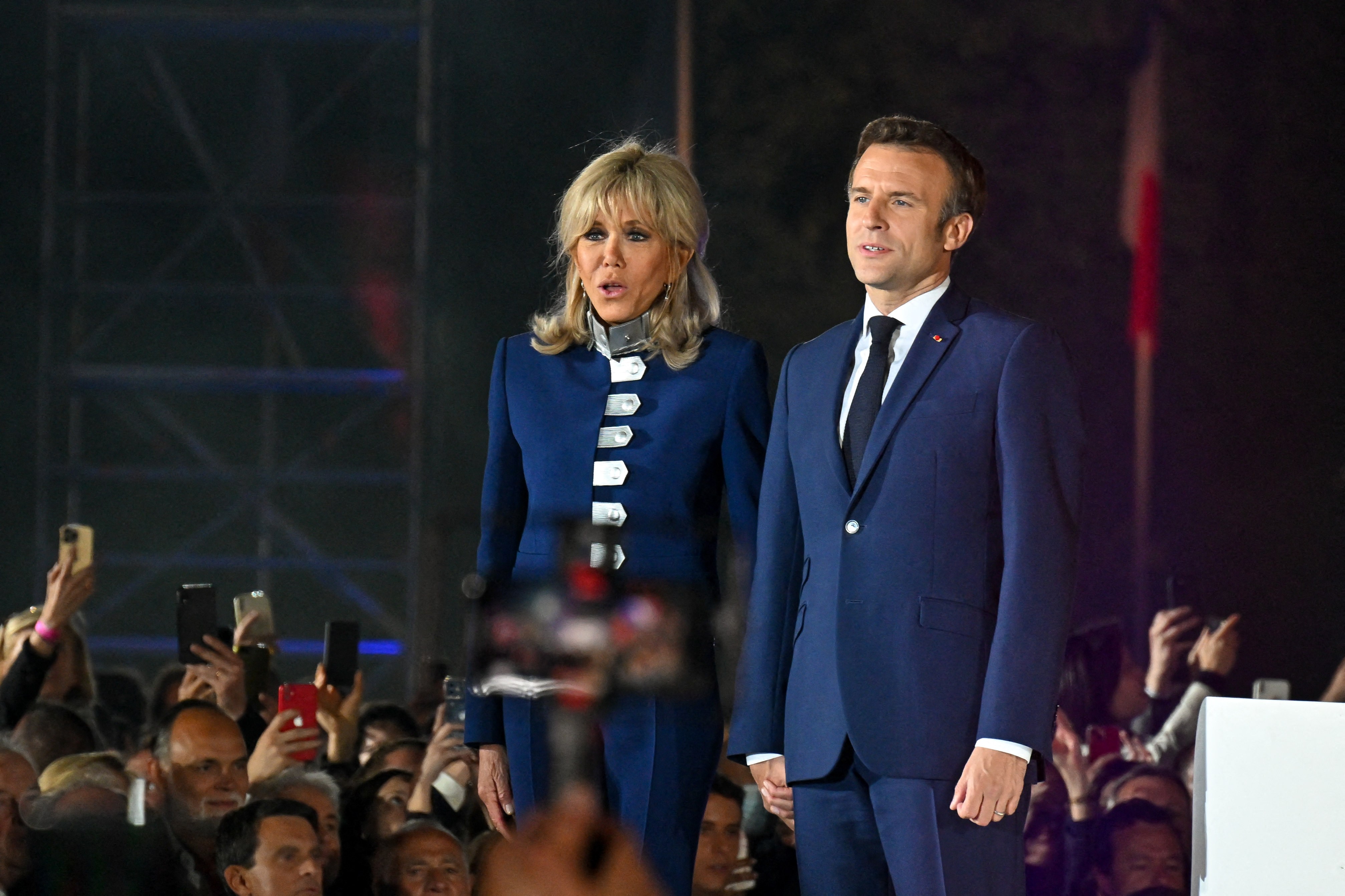 PHOTOS - Brigitte Macron sublime en total look bleu marine signé Louis  Vuitton en soutien à son mari - Gala