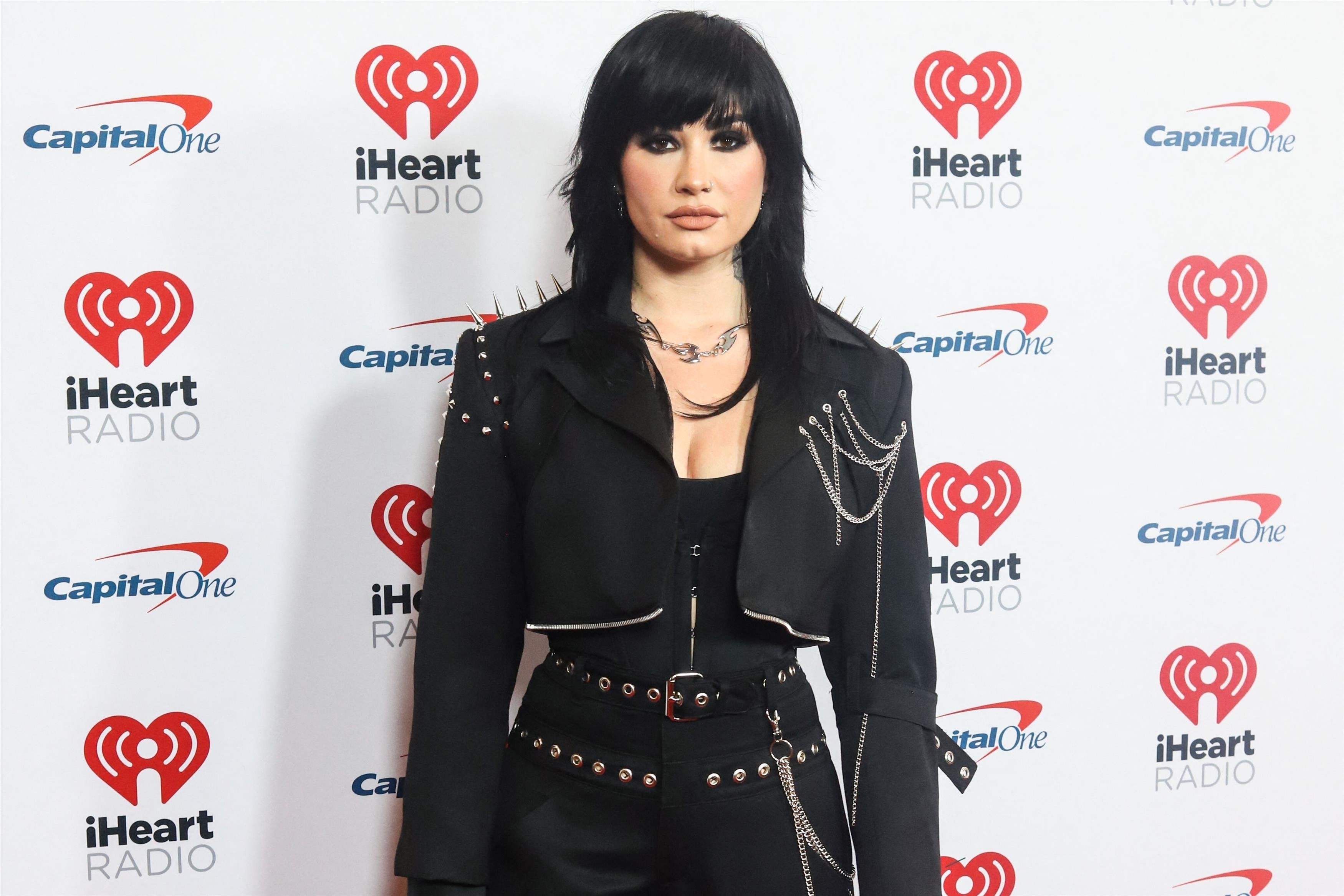 cheveux raides demi lovato