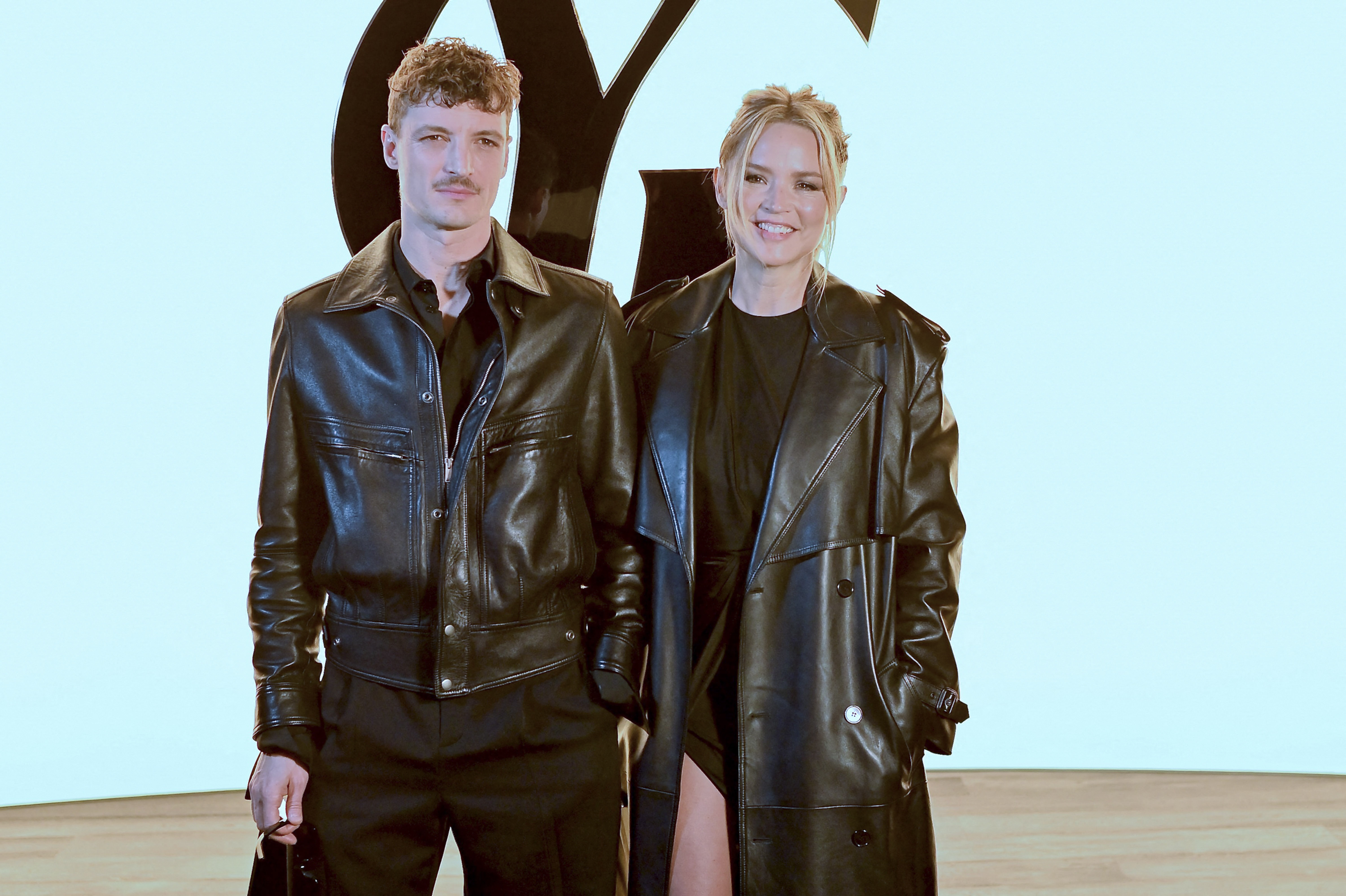 Virginie Efira et son compagnon Niels Schneider complices au défilé  Saint-Laurent - Télé Loisirs