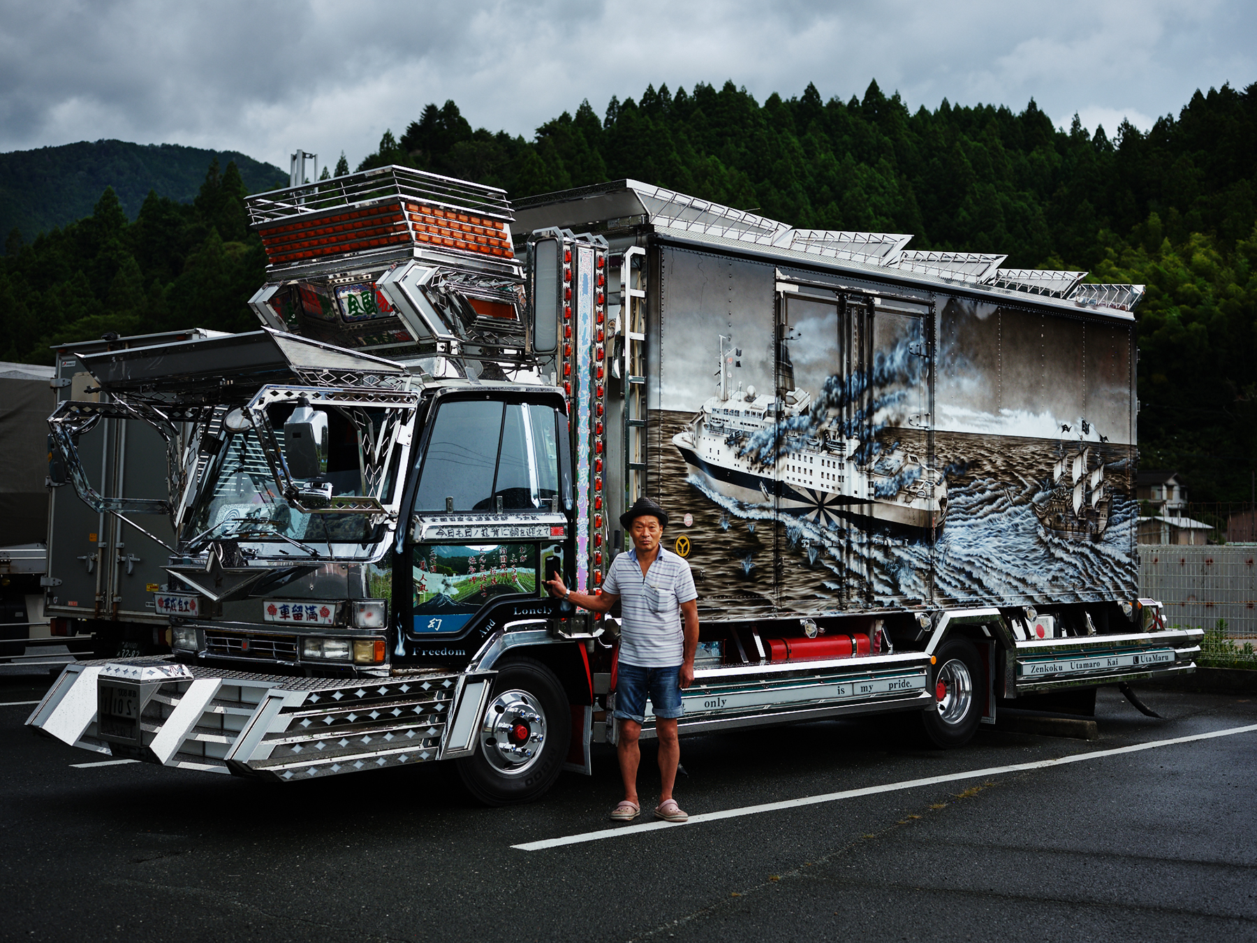 Dekotora : au Japon, pleins phares sur ces camions décorés de mille feux -  GEO
