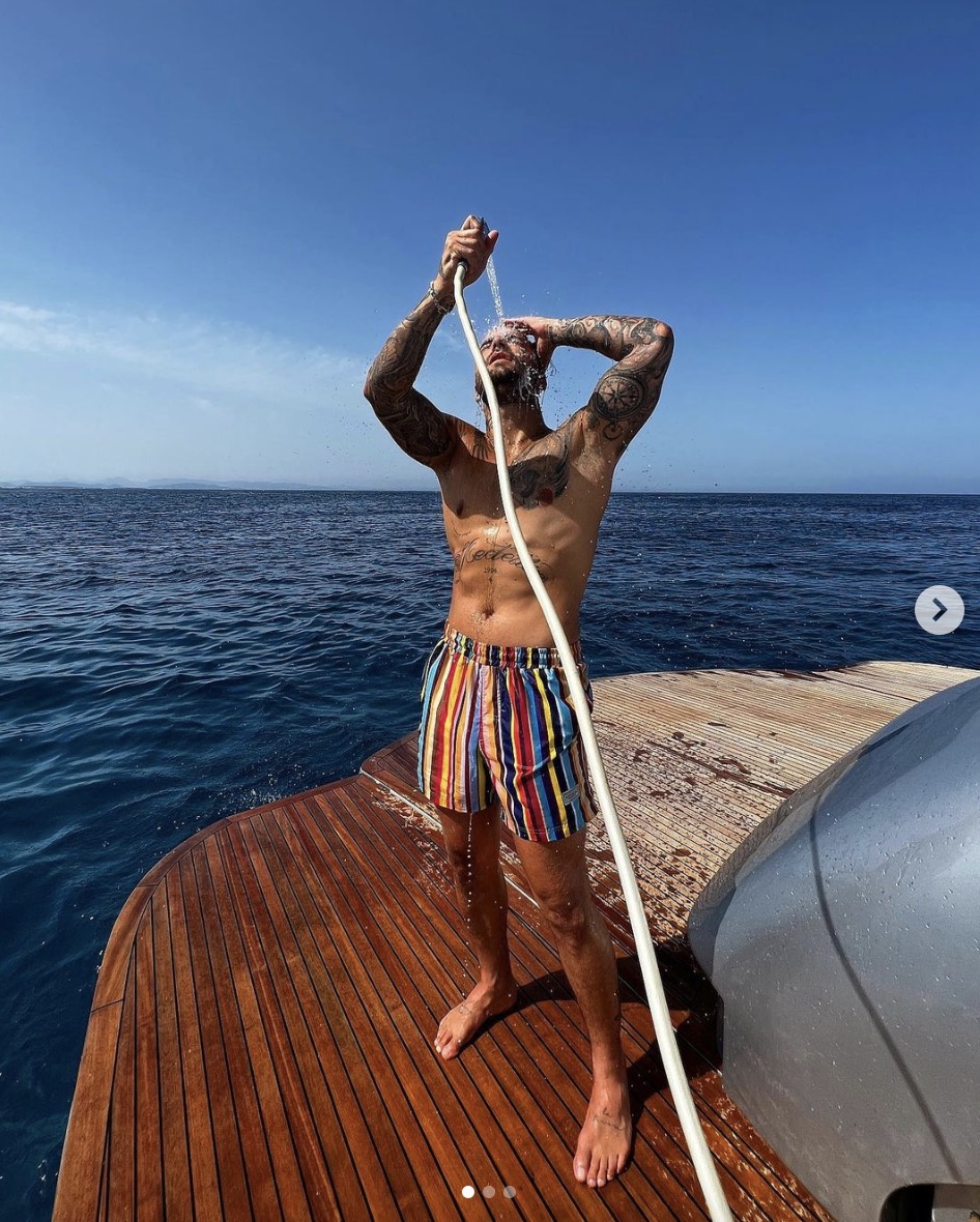 Instagram : Maluma fait monter la température, Cécile de Ménibus pose en  bikini - Télé Loisirs