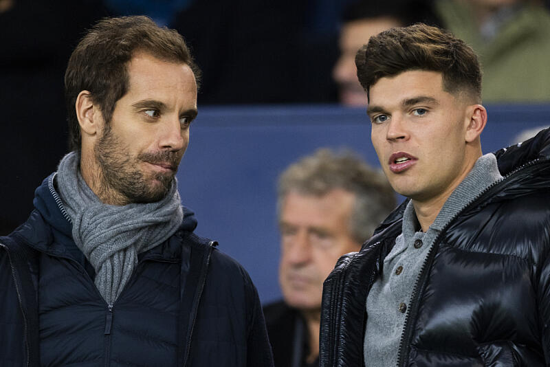 Julien Clerc, Richard Gasquet, François Civil Les people au Parc des  Princes pour suivre le choc PSG-AC Milan - Télé Loisirs