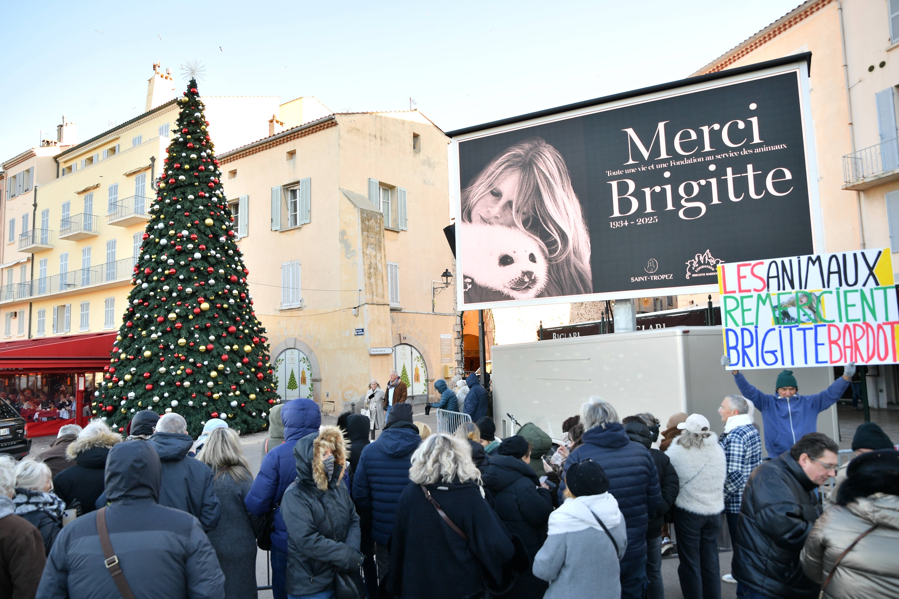 Les obsèques de Brigitte Bardot à Saint-Tropez : le dernier hommage à la  star - Télé Loisirs