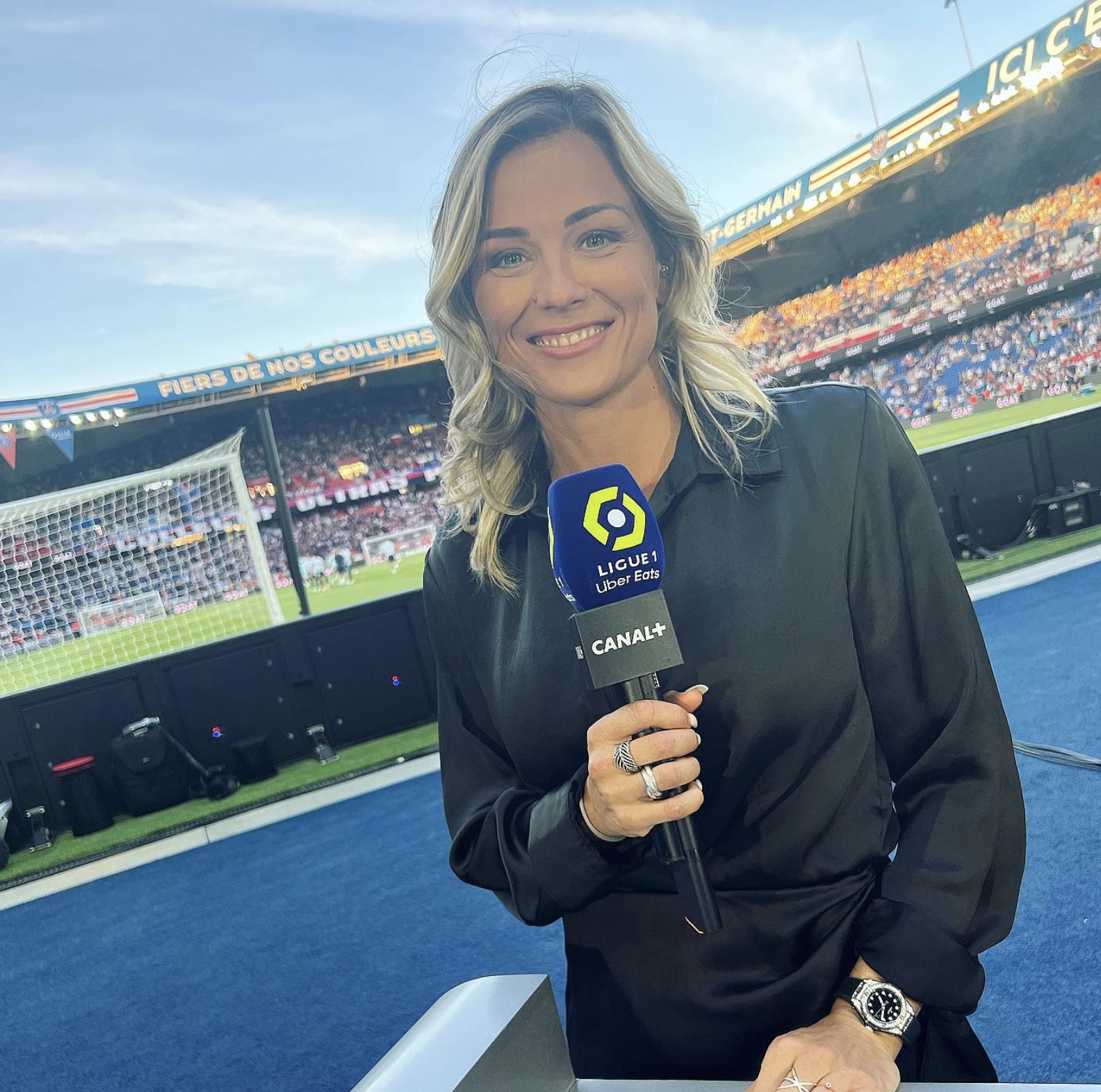 Laure Boulleau : les plus belles photos de la consultante de Canal+ sur  Instagram - Télé 2 Semaines