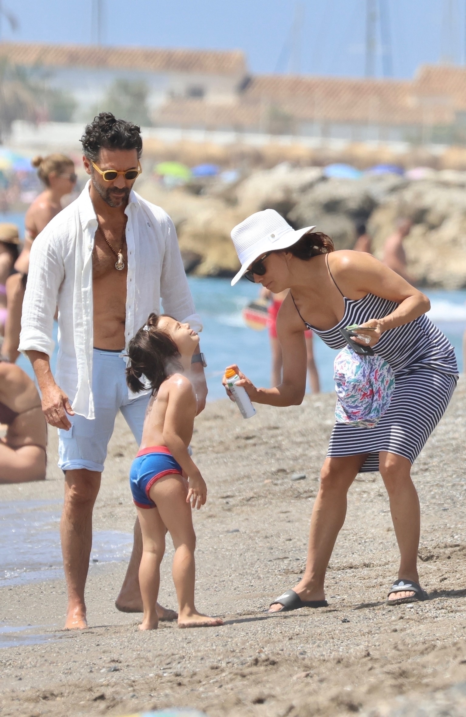 Eva Longoria et son mari aux petits soins avec leur fils Santiago sur la  plage de Marbella - Voici